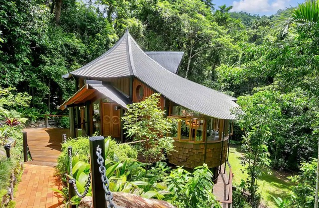 Hideaway Treehouse- A unique escape just 10mins from Cairns CBD