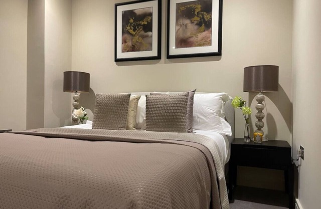 High End 1 BR Apt, 2 Beds Desirable Chigwell