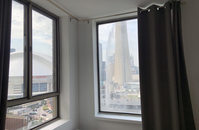High-End, Downtown, Lakefront 2 BEDROOM + DEN