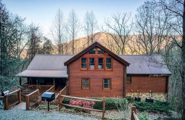 High-end Luxury Cabin, Sauna, Hot Tub, Gameroom