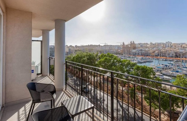 High-END, seafront 2BR property in central with AC