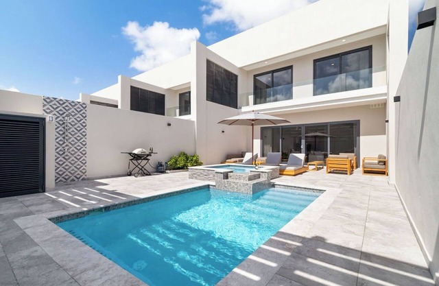 High-End Villa ~ Walk to Beach ~ Pool ~ Ocean View