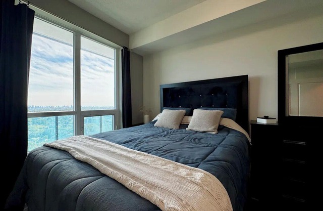 High Floor Beautiful View Condo in Thornhill