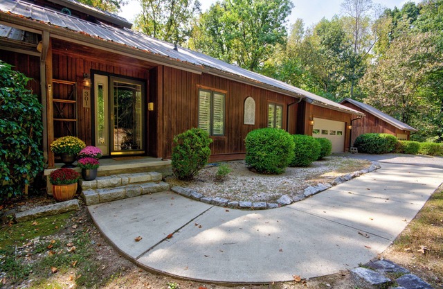 High Point Hideaway - secluded & in center of town - fully furnished for comfort