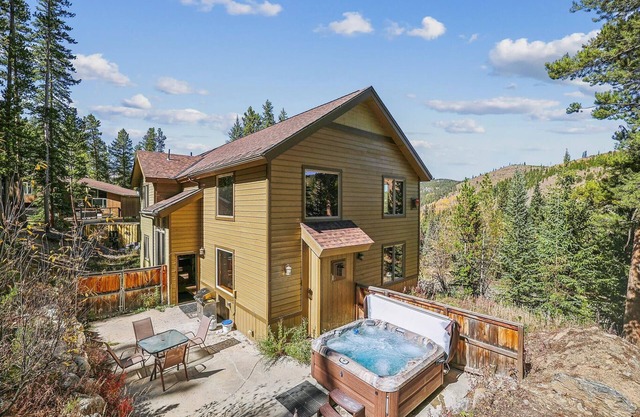 High Point Lodge: Private Home, Cozy Patio Area, Hot Tub & Private Ski Shuttle!