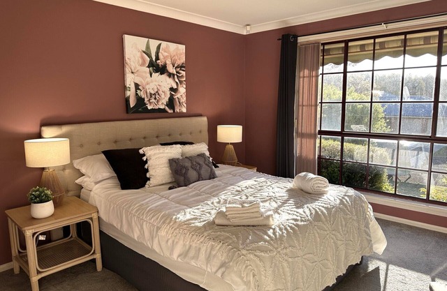 High side Oasis - 4 bedroom home. Family and pet friendly! Sleeps 8+