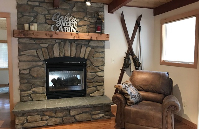 High Valley Hideaway - Wi-Fi, Hot Tub, Smart TV's