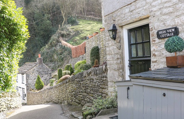 HIGH VIEW COTTAGE, pet friendly in Castleton, Peak District
