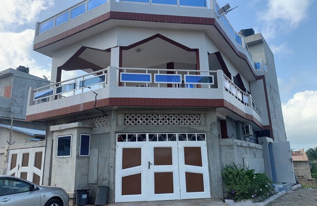 Highly secured 2 floors F2 -1 King bed 2.5 baths entire house, beach across st.: