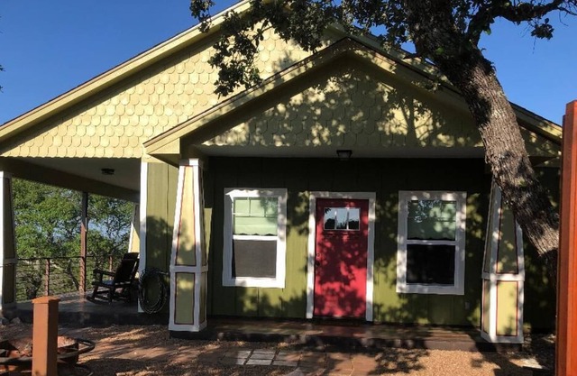 Hill Country Bungalow. Short drive to Guadalupe State Park.