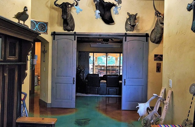 Hill country luxury 4BR retreat with pool, huge, covered patio bbq area!
