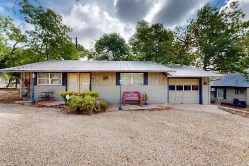 Hill Country Retreat - 1BR Cabin w Nature Views