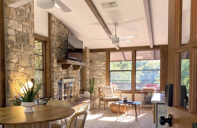 Hill Country views/hot tub/pet friendly - 15 minutes to Wimberley Square!