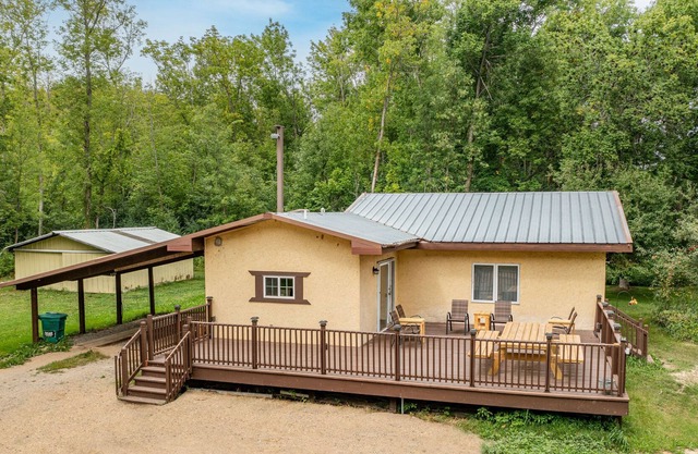 Hill Lake Hideaway, 2-Bedroom Cabin on Hill Lake