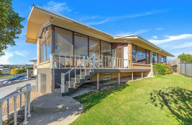 Hill Top House - Tauranga Holiday Home