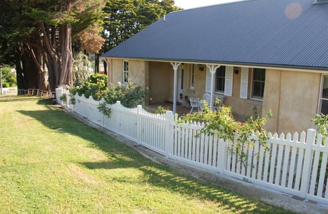 Hillside Cottage - historic 1843 attached cottage in an AWARD WINNING village
