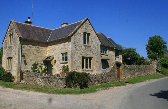 HILLSIDE COTTAGE, pet friendly, character holiday cottage in Burford