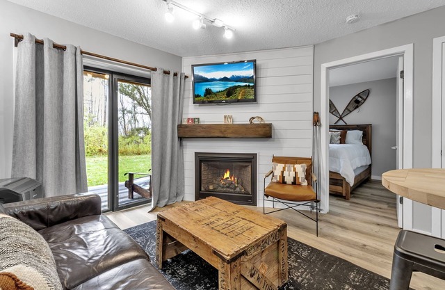 Hillside Getaway in Ellicottville w/pool nearby! Sleeps 4!
