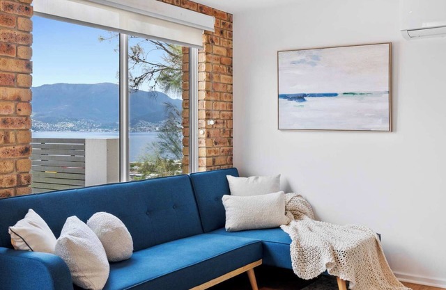'Hillside Studio' self-contained with City Views