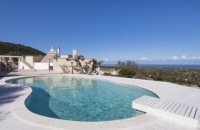 Hillside villa with pool for 5 guests in Monopoli