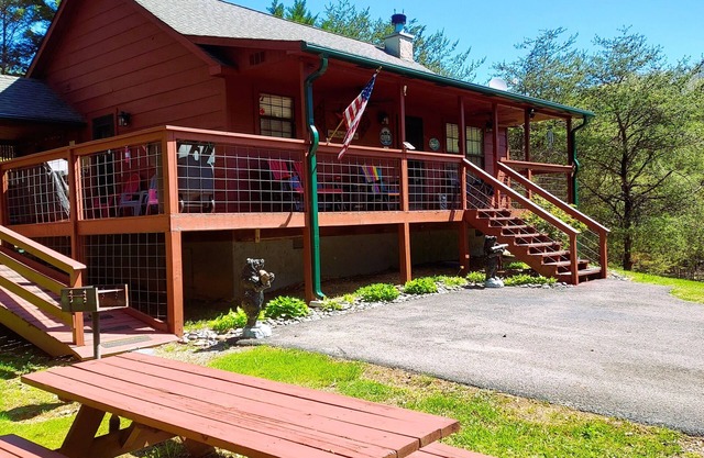 Hilltop Cabin in Pigeon Forge; Near Attractions; Five Star Reviews