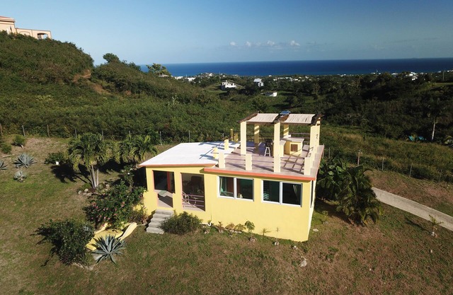 Hilltop casita w/ocean/valley views. 1 BR/BA. 2 month minimum stay. May to Oct