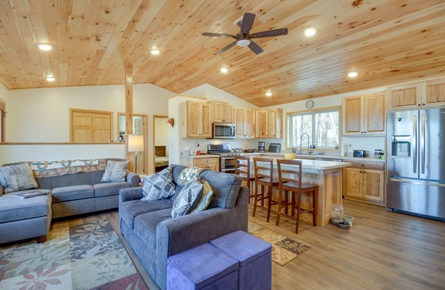 Hines Vacation Rental w/Grill: Walk to Lake!