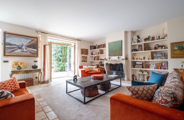 Hint of the Exotic, by Veeve