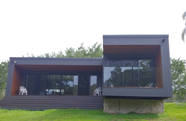 Hinze Dam Luxury Cabin