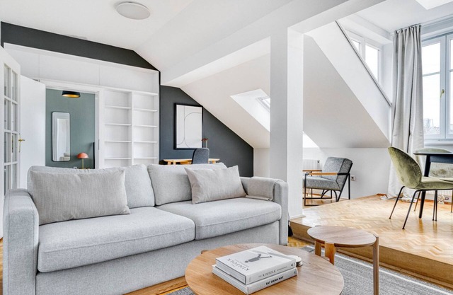 Hip Neubau 2BR w/Elevator, near shops, Metro U3, U6, by Blueground