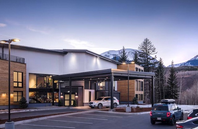 Hip Urban Getaway – Boutique Hotel Near Cafés, Nightlife, Shops & Parks
