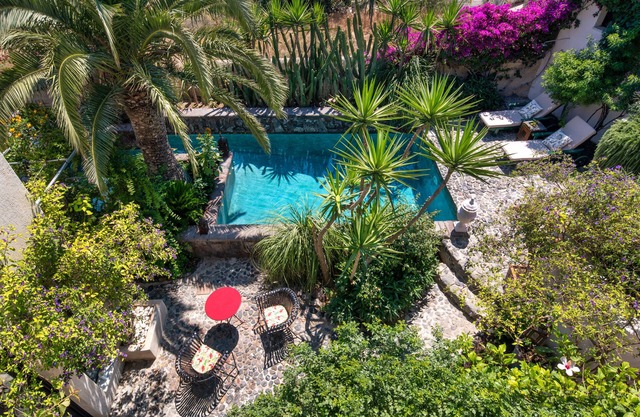 Hiraeth: Serene house for 2 with pool and garden in Santorini