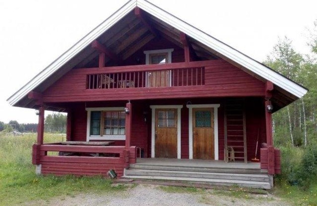 Hirsimökki Tuurin kyläkaupan lähellä