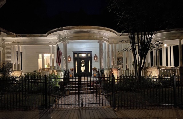 Historic 1800’s estate with 4 bedrooms and WiFi, AC in delightful Columbus