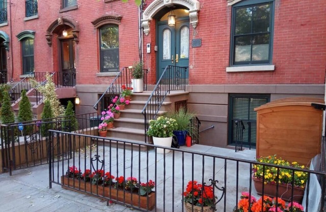 Historic 1869 Brownstone apartment 15 min to NYC downtown