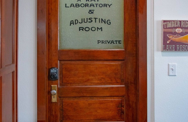 HISTORIC 1890s Rexburg Loft - 2 Q, 1 K Laundry, 2 blocks to BYUI, Clean & Fun!