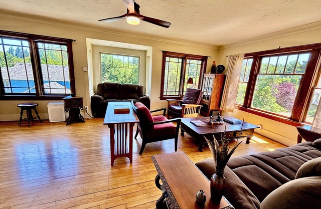 Historic 1928 Craftsman near University of Oregon 4 bedroom and 2 full baths