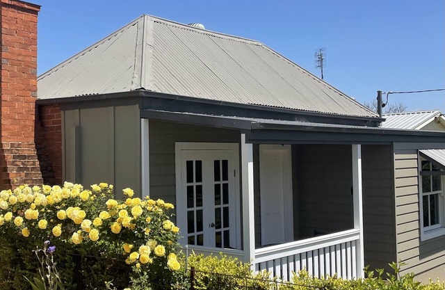 Historic 2 bedroom cottage walking distance to the Cowra Japanese Gardens.