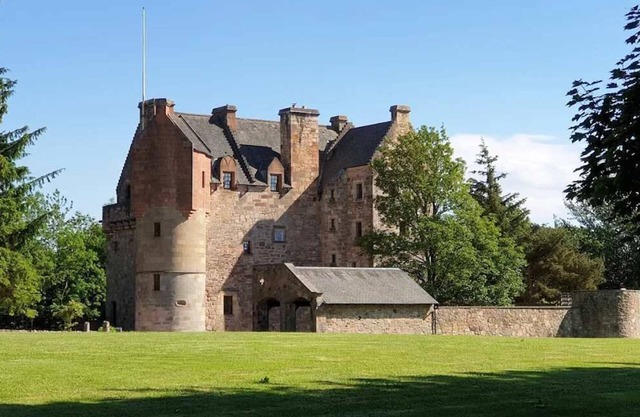 Historic 6-Bedrooms Castle Retreat