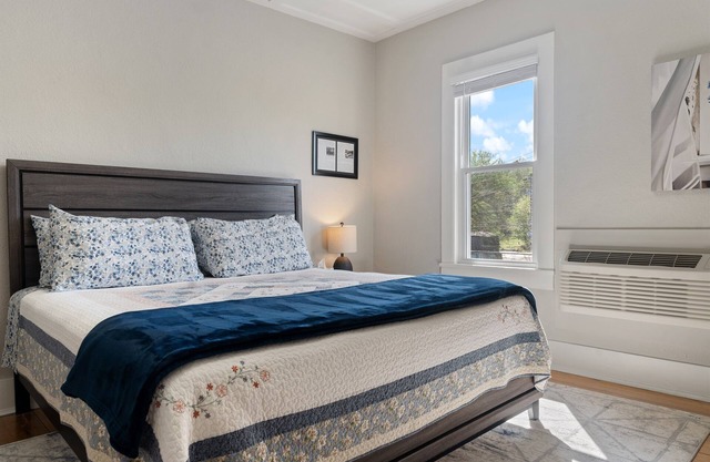 Historic Boutique Inn, The Byrum Room 2A, Downtown Tellico Plains