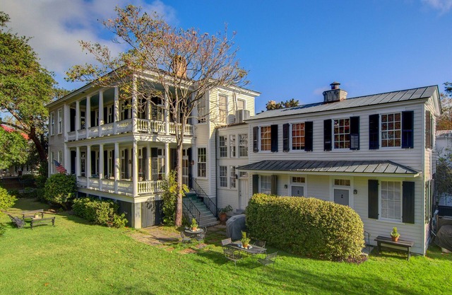 Historic Carriage House located South Of Broad. Charming and Private.