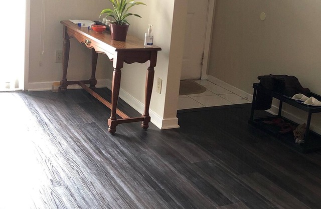 Historic & Charming Condo, Entire Condo, Sleeps 5