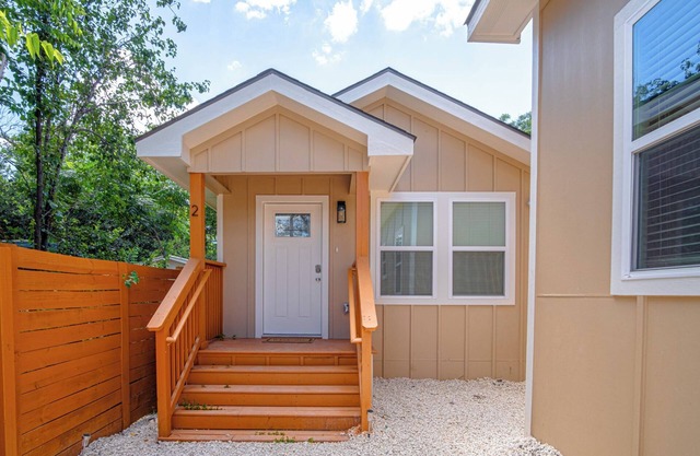 Historic Comfort 2BR/1BA Guesthouse Near Riverwalk