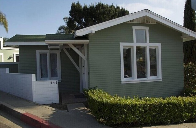 Historic Cottage 2 blocks to Beach & Town
