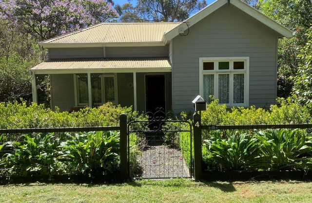 Historic Cottage 4 Riverside Dve. Pet friendly, flat fenced yard on the River.