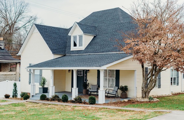 Historic Cottage Pet Friendly Downtown Sparta TN 45 Mins to 4 State Parks
