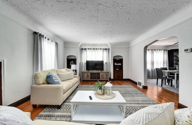 Historic District 2BR on 2nd Floor near Cleveland Clinic ~ Safe & Quiet Area