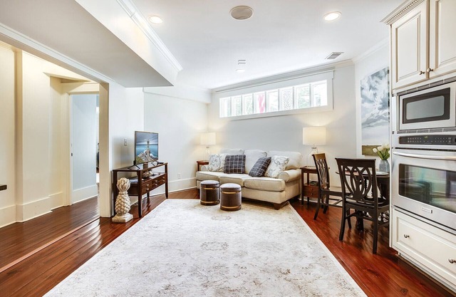 Historic District: 2BR/2BA w/Parking, Near the Battery & Colonial Lake