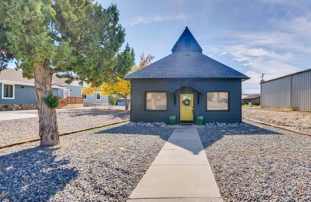 Historic downtown bungalow, a short walk to hot springs and dinosaur museum.