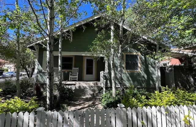Historic Downtown Cottage with Beautiful Courtyard